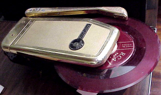 Illustration for article titled 12 Portable Record Players Gallery